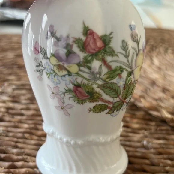 Aynsley (England) Bone China Wild Tudor Vase - Picture 8 of 9